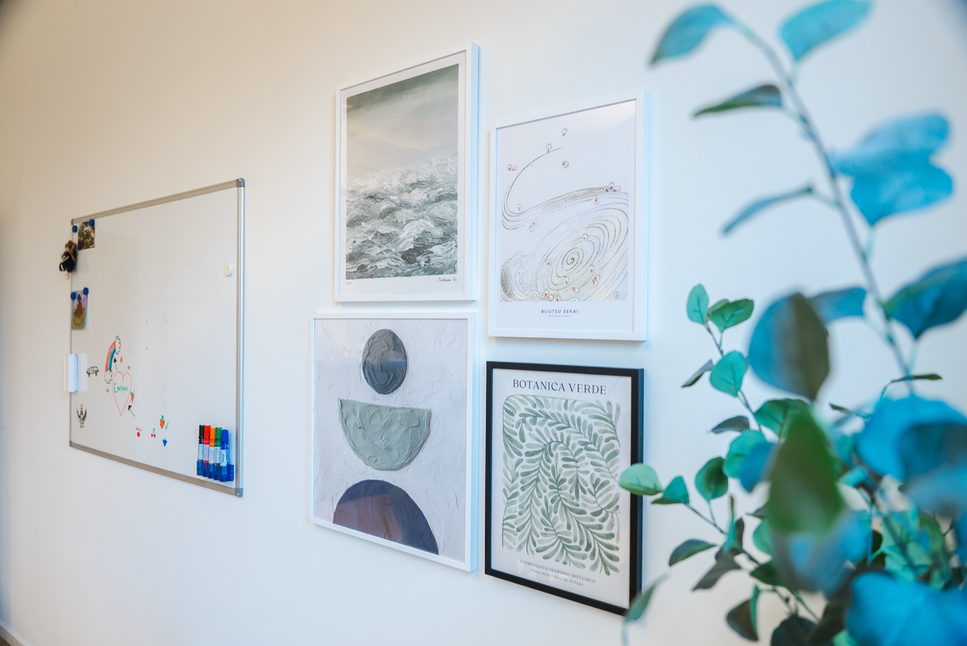Væg med kunst og planter i Empanos klinik