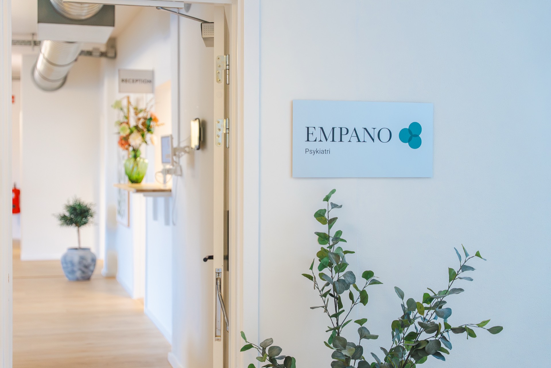 Empano-skilt i gangen ved klinikken