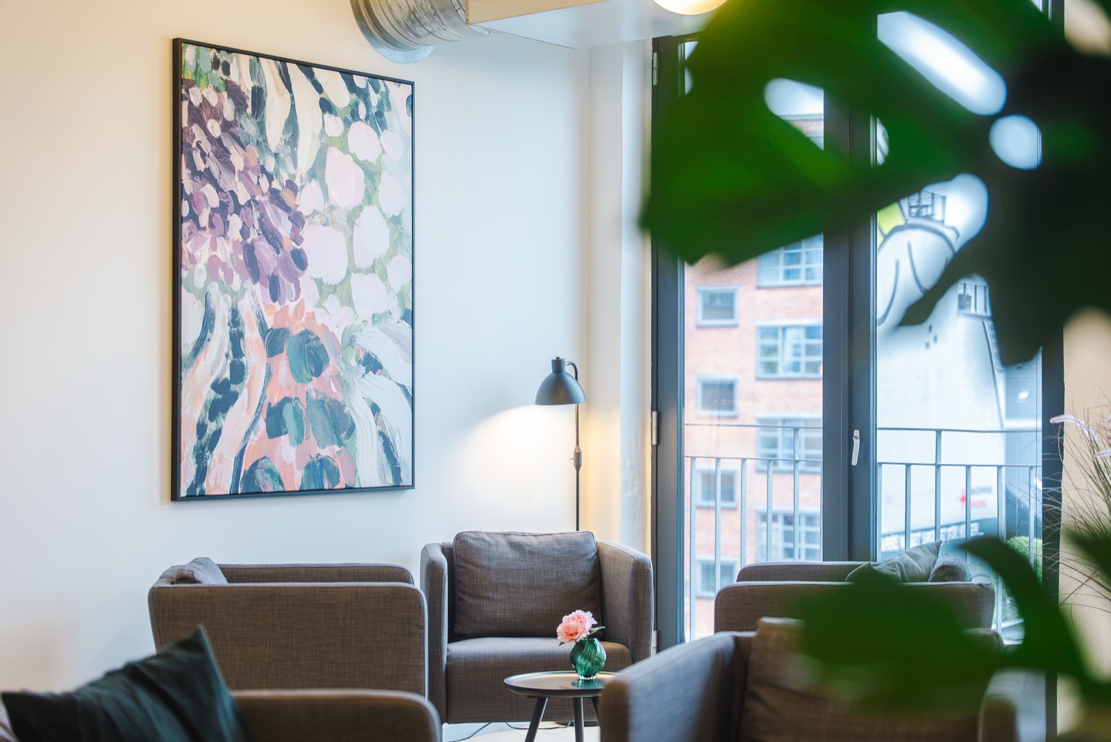 Venteområde med kunst og lænestole i Empanos klinik